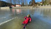Výcvik - záchrana osob probořených v ledu